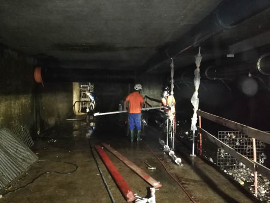 Travaux préparatoires du futur bassin de rétention des eaux de chaussée d’une capacité de 200 m3 aménagé dans le bassin existant situé sous la chaussée de la RN 88