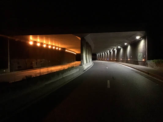 Tranchée couverte Albert Camus avec le nouvel éclairage installé dans le sens St Etienne => Le Puy (à droite) et les plots de jalonnement posés sur le piédroit. L’autre sens sera équipé lors de la deuxième saison de travaux, en 2020.