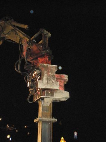 Un vibro-fonçeur permet d'enfoncer les pieux dans le sol.