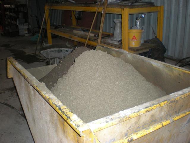 A la place du sable ce sont des particules de bois qui sont mélangées au béton. Ce mélage donnera l'aspect granuleux du panneau et permettra l'absorption du bruit.