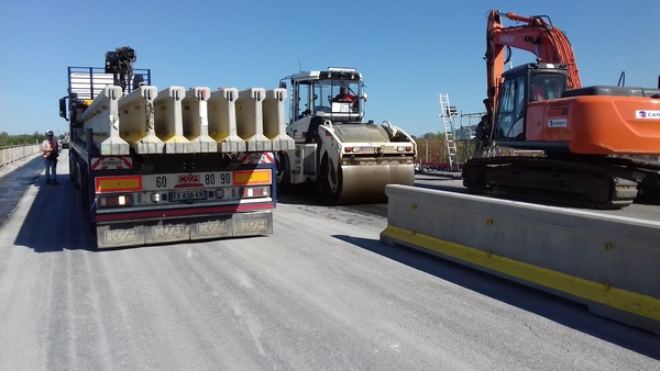 Mise en place du balisage lourd pour séparer les nouvelles voies de circulation et la zone de chantier