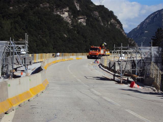 Les travaux se poursuivent de part et d'autre de la chaussée