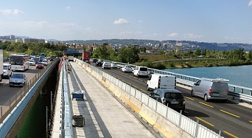 Les nouveaux dispositifs de retenue sont en cours d’installation . Il reste à ce stade à mettre en œuvre l’étanchéité ainsi que les enrobés