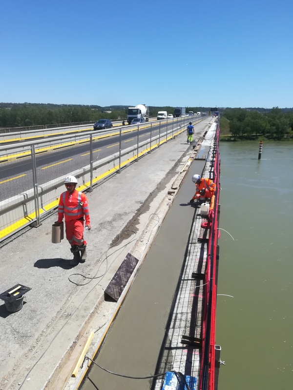 Ferraillage et bétonnage de la nouvelle longrine, destinée à recevoir les nouveaux dispositifs de retenue en rive sud