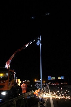 Candélabre en train d'être scié