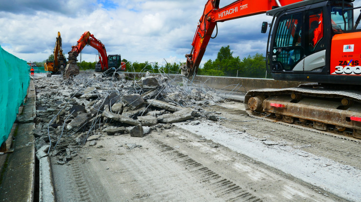 Arrachage des aciers et démolition de la route par 3 grues