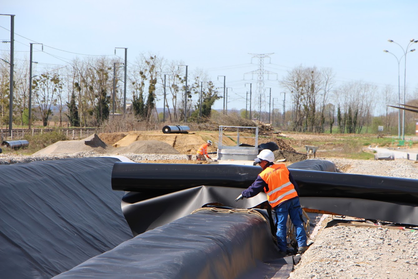 Mise en oeuvre de la géomembrane permettant l'étanchéité du bassin de traitement des eaux polluées.